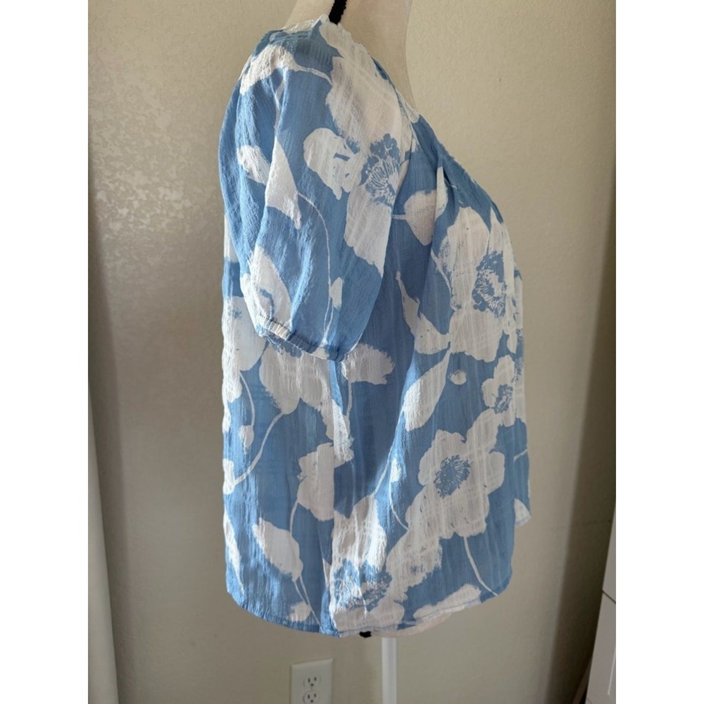 A.U.W. LA/NY Women's Blue White Floral V-Neck Blouse Gold Link Detail Medium NEW - Picture 3 of 12